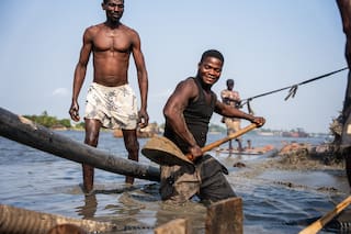 La megaciudad africana de Lagos remodela su costa con dragado y pone en riesgo el medio ambiente