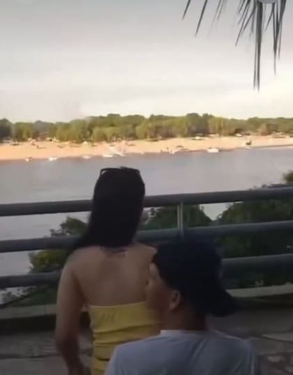 La mejor amiga sentada encima del novio de frente al rio (Foto: captura de pantalla)
