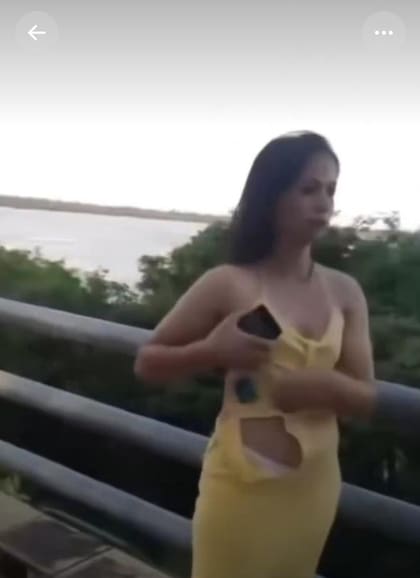 La mejor amiga terminó con el vestido todo roto (Foto: captura de pantalla)