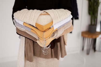 La mejor forma de colgar la ropa de invierno es en perchas acolchonadas o de madera