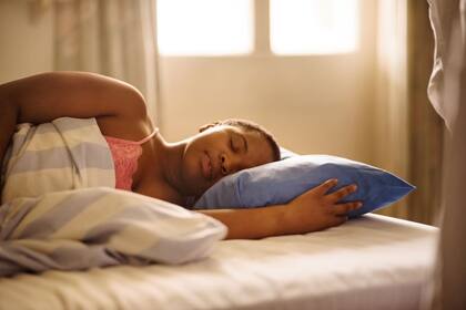 la mejor hora para dormir la siesta es entre la 1 p.m. y las 3 p.m., cuando el cuerpo naturalmente se siente más somnoliento