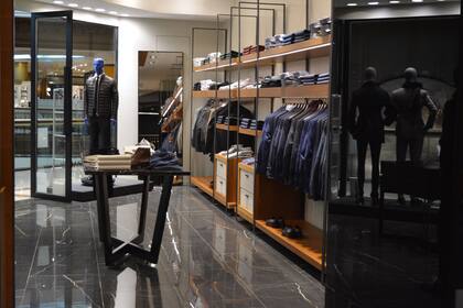 La mejor moldería y calidad espera a los socios BLACK en Sastrería González.