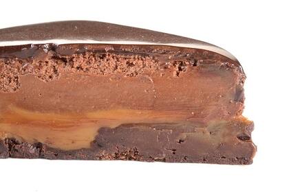 La mejor torta del mundo, no hay con qué darle. Creo que la foto no le hace justicia. He ido a Sirop, el restorán del cual es el catering, sólo a comer una porción con un café. Igual yo soy demasiado fan del chocolate.