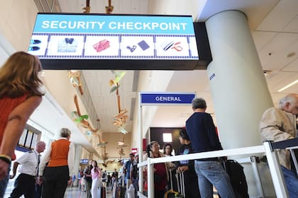 La mejora en el flujo de pasajeros se debe a que los agentes de la TSA comenzaron a recibir sus salarios atrasados