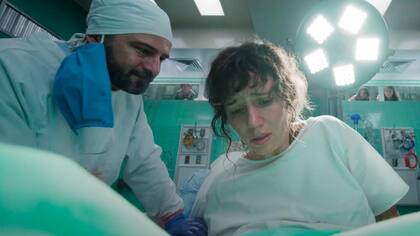 La memorable escena del parto con la que comienza el film fue una de las más complejas de rodar para la actriz argentina