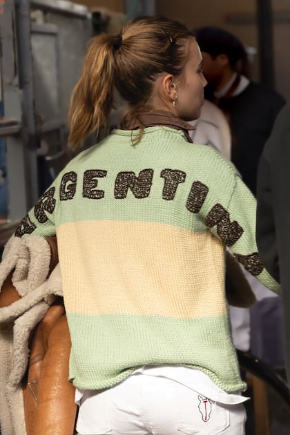 La menor de la familia elige sus looks para la pista y causa sensación: esta vez, llevó un suéter con el escudo argentino (de la marca Santas Tres); breeches de La Maaku, la firma de prendas de polo de Luna Dorignac. El pelo atado en una colita, pañuelo a tono con las botas y uñas pintadas de color completan su estilo único.