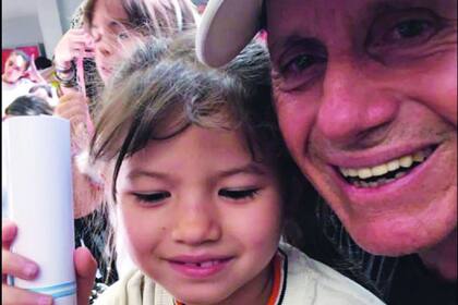 La menor de sus tres herederas terminó sala de 5 y se prepara para empezar la primaria