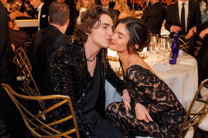 La menor del clan Kardashian-Jenner y el actor de Wonka exudaron romance en los Globo de Oro