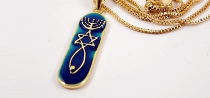 La menorá y el pescado, unidos por la estrella de David, el símbolo del judaísmo mesiánico