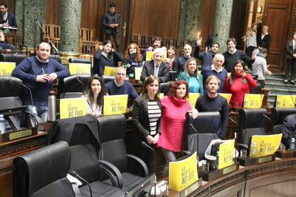 "La mentira no para", los carteles del Frente de Todos para Larreta en la sesión especial