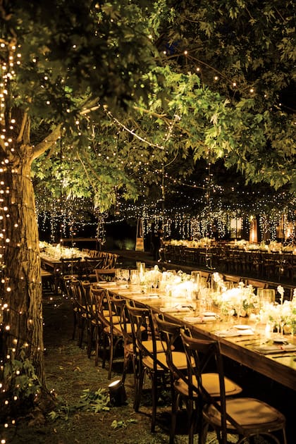 La mesa, armada alrededor de un estanque artificial, fue uno de los grandes aciertos