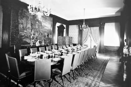 La mesa central extensible de caoba y un estilo Barroco inglés, todo a gusto del propietario original.