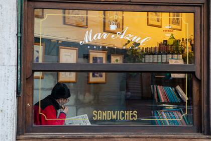 La mesa cerca de la biblioteca y con vista a la ochava es una de las preferidas.