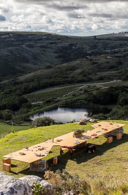 La mesa comunitaria y con vista a las sierras de Sacromonte