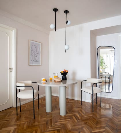 La mesa con patas de elefante se diseñó específicamente para el lugar mientras que las sillas "Dorset" se tapizaron en bouclé para aportar textura y calidez.