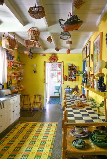 La mesa con tapa de azulejos fue hecha por su marido y las alfombras de colores, traídas de África.