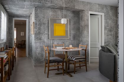 La mesa con tapa de mármol rosa se acompaña con un juego de sillas tapizadas en distintos géneros (todo de Bull).