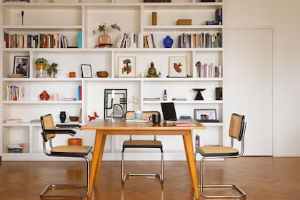 La mesa cumple múltiples funciones dependiendo del horario del día, sillas Thonet modelo Cesca