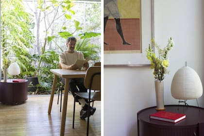 La mesa de apoyo bordó era de la abuela de Martín, y la pareja la mandó a laquear para hacerla viajar a la actualidad. La lámpara es un diseño del célebre Isamu Noguchi.