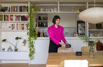 La mesa de comedor, de cara a la cocina integrada por un gran vano pasaplatos sin intenciones de ser barra.