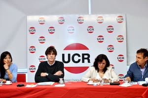 La mesa de conducción de la UCR