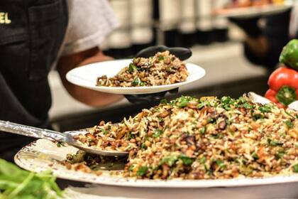 La mesa de ensaladas en esta parrilla es casi tan importante como las carnes