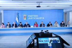 La mesa de la reunión del PJ, con Mayans y Kicillof sentado a su lado