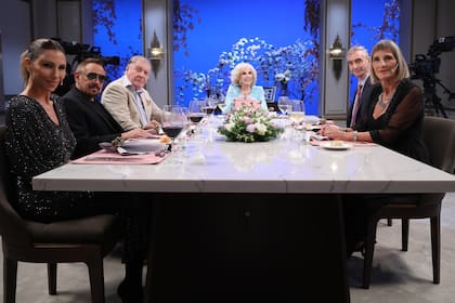 Julieta Novarro junto a la Chiqui y el resto de los invitados de la noche: Alejandro Lerner, Arturo Puig, Nelson Castro y Liliana Franco