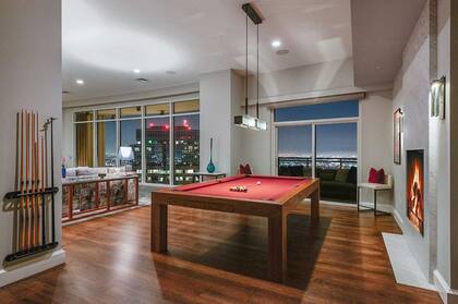 La mesa de pool es protagonista en uno de los ambientes; el departamento también tiene un hall dedicado a Batman