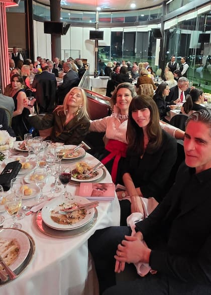 La mesa de Sara Fleming, con Roxana Punta Álvarez, Dafne Cejas y Andrés Cigorraga Castex
