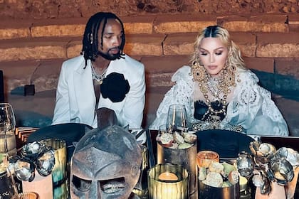 La mesa del
banquete estaba
decorada con
objetos metálicos
y velas.