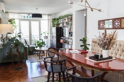 La mesa del comedor era de su tía Sol, la dueña de Sentido. Al tiempo una amiga le regaló el cuadro con espejos que tiene el mismo color. Las alfombras y las sillas son de Sentido.