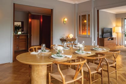 La mesa del comedor es de madera forrada en pergamino y las sillas son de Wishbone. “Son las vedettes del espacio”, explica la interiorista Sofía Ferrero.