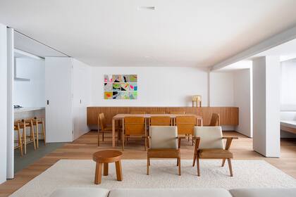 La mesa del comedor es el modelo Jantar Cantaro del brasileño Aristeu Pires.