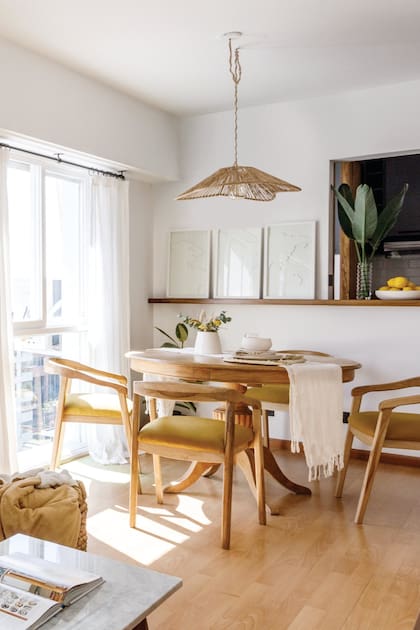 La mesa del comedor es un recuerdo familiar: la recibieron los padres de Dominique como regalo de su casamiento. Sillas de petiribí macizo con asiento tapizado en lino antimanchas (Casa Leopoldo)