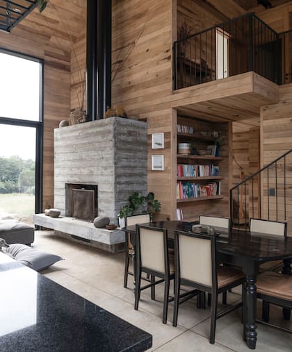 La mesa del comedor "formal" a dos pasos del living, fue diseñada por la arquitecta Andrea Von Chrismar, a cargo de la obra.