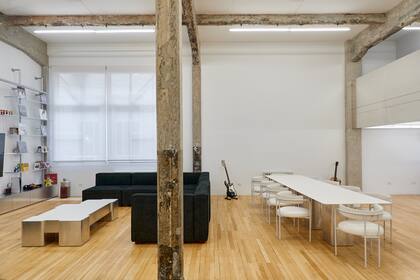 La mesa del comedor (Wollstudio) mide 4 metros de largo x 1 metro de ancho; la tapa es de Neolith blanco de 12 mm, y sus cuatro patas son de MDF enchapado en aluminio.