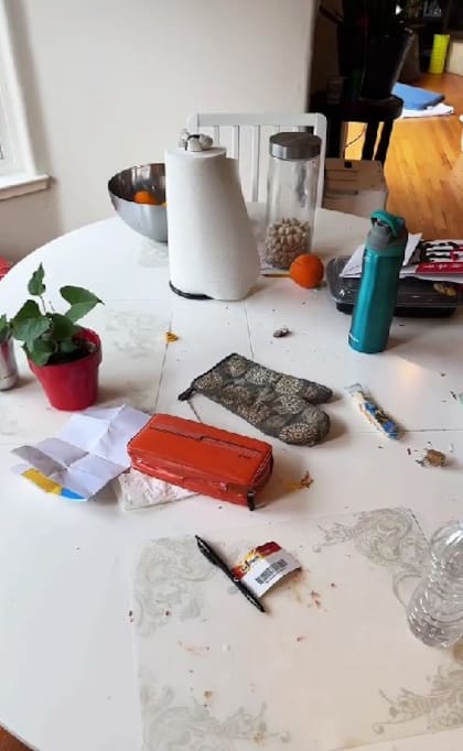 La mesa del desayunador lucía en total desorden