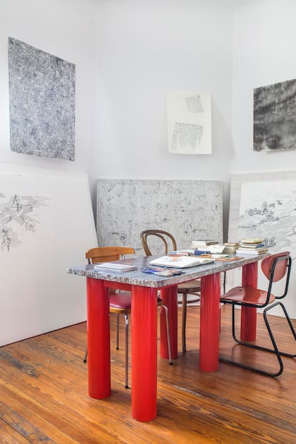 La mesa del estudio de López Mastrangelo fue un prototipo diseñado junto con Kurhaus Studio. La estructura metálica pintada a fuego sostiene una tapa de mármol francés original de los años 20.