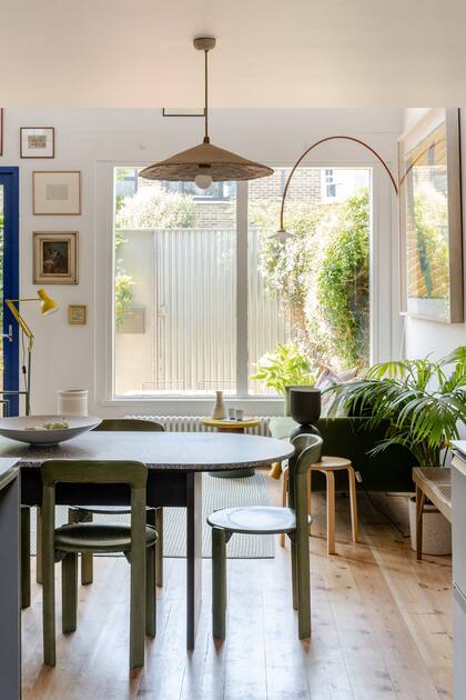 La mesa, diseñada a medida por Scott, fue realizada en terrazo con una base de madera de color chocolate.