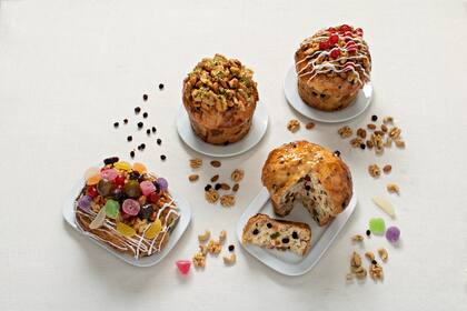 La mesa dulce de Navidad, variedad de pan dulces de Confitería Las Violetas