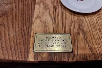 La mesa en la que comía Walt Disney y su equipo tiene una placa que indica que ahí estuvo el empresario (Julie Tremaine)