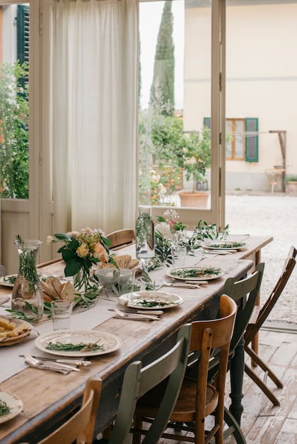 La mesa era parte del área de servicio de uno de los grandes palacios en Florencia. "HAce un tiempo encontramos una foto antigua de señoras planchando en esta misma mesa, donde cada día desayunamos"