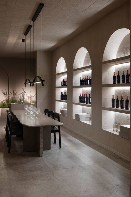 La mesa es la protagonista de la cava: un punto de encuentro.