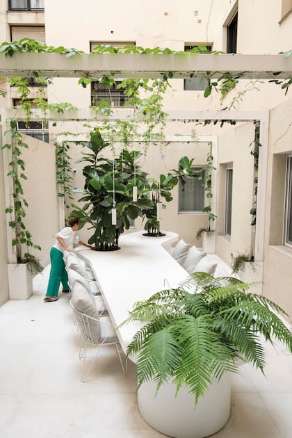 La mesa es protagonista de este patio interno al que se accede desde la cocina. Cuenta con una parrilla, la original mesa y una pérgola que da intimidad de los vecinos.