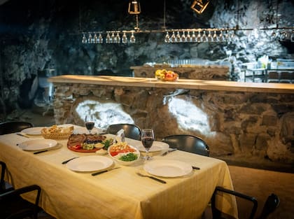 La mesa est bien puesta y el ambiente es nico