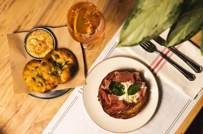 La mesa está servida en La Piccola, la hermana menor de La Parolaccia