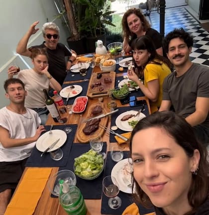 La mesa familia de los Darín: Ricardo y Florencia Bas junto a sus hijos Chino y Clara, Úrsula Corberó y sus sobrinos Antonia y Fausto Bengoechea durante la estadía de los flamantes padres en Argentina entre octubre y noviembre pasados