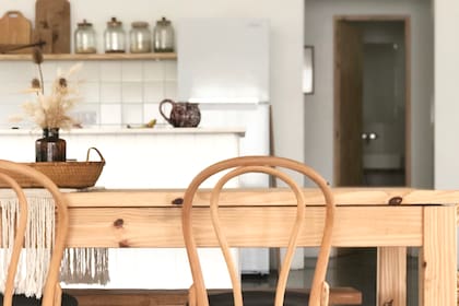 La mesa fue hecha por los dueños de casa y se acompañó con un juego de sillas thonet también recuperadas por ellos. 