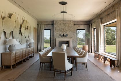 La mesa fue un hallazgo vintage: perteneció a una fábrica de cerveza de Uruguay de principios del siglo XX. Lámpara de techo ‘Wireflow’ (Vibia).